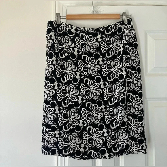 Talbots Skirt Black @ White Floral Embroidered Lace Overlay Lined Pencil Size 10 - Picture 1 of 6